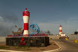 Accra;-Ghana;-Jamestown;-fishing-harbour;-Jamestown-harbour;-Jamestown-lighthouse;-lighthouse;-entrance;-signage;-sculpture;-Sino-Ghanaian-cooperation;-Chinese-aid;-maritime-infrastructure;-colonial-architecture;-heritage;-West-Africa;-Gulf-of-Guinea;-historic-district;-documentary-photography;-Kaleidos;-Kaleidos-images;-La-parole-à-limage;-Stories-Pictures;-Tarek-Charara